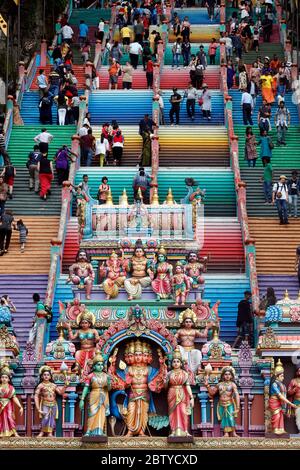 Ingresso attraverso la colorata scala del Tempio Indù e del Santuario delle Grotte di Batu, Kuala Lumpur, Malesia, Sud-Est Asiatico Foto Stock