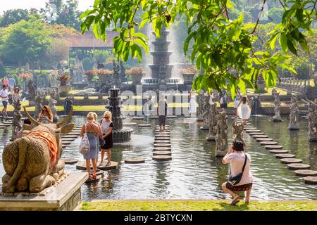 BALI, INDONESIA - 30 novembre 2019: Turisti in Water Palace di Tirta Gangga a Bali Est, Indonesia Foto Stock