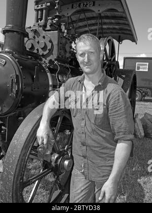 Steam Roller driver, Engineer, with BE8739,Cheshire Steam Fair,Daresbury,Warrington,Cheshire,Inghilterra,Regno Unito, WA4 Foto Stock