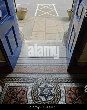 Mosaic and Star of David all'ingresso della Guy's Chapel, del Guy's Campus, del King's College di Londra, Londra, SE1, Regno Unito Foto Stock