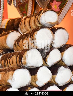 Schaumrollen, o Schillerlocken, è una confezione austriaca. Sono costituiti da un cono o tubo di pasta, spesso ripieni di panna montata o meringa. fo Foto Stock