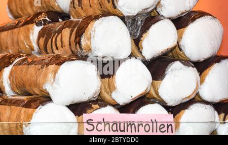 Schaumrollen, o Schillerlocken, è una confezione austriaca. Sono costituiti da un cono o tubo di pasta, spesso ripieni di panna montata o meringa. fo Foto Stock