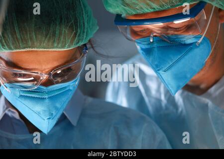 Operatori medici concentrati sul lavoro Foto Stock