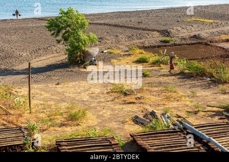 Fare sale marino a Bali. Processo di preparazione del sale Foto Stock