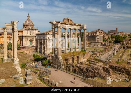 Veduta del Foro Romano (Foro Romano), Tempio di Saturno e Arco di Settimio Severo, Sito Patrimonio dell'Umanità dell'UNESCO, Roma, Lazio, Italia, Europa Foto Stock