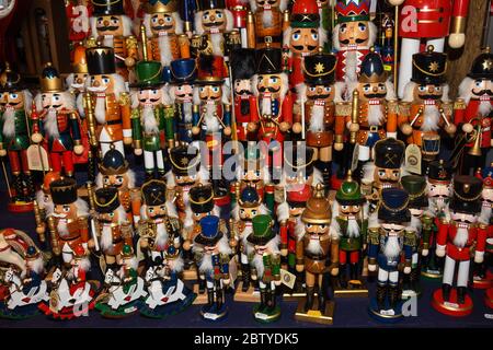 Esercito di nutcracker in vendita durante la fiera del festival di Natale a Vienna, Austria. La statua tradizionale in legno o soldato famoso gioco Ceaikovski. Tedesco st Foto Stock