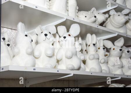 Decorazioni e ornamenti natalizi sul mercato di Vienna. In vendita su fiera di Natale in Europa occidentale, Vienna, Austria. Globi di xmas colorati, palle Foto Stock