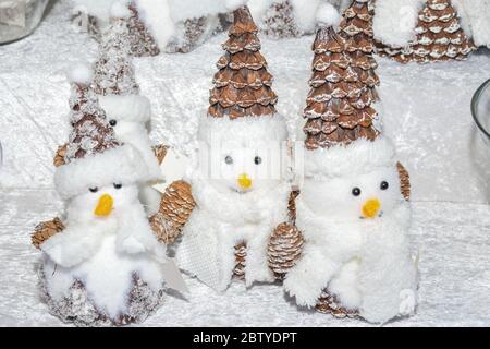 Decorazioni e ornamenti natalizi sul mercato di Vienna. In vendita su fiera di Natale in Europa occidentale, Vienna, Austria. Globi di xmas colorati, palle Foto Stock