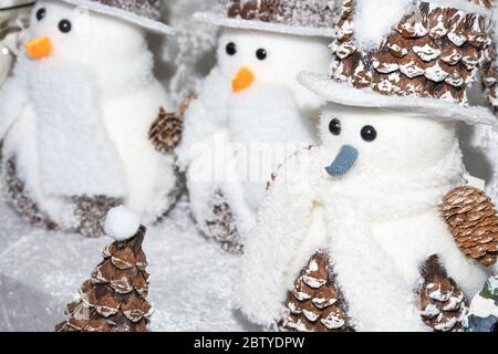 Decorazioni e ornamenti natalizi sul mercato di Vienna. In vendita su fiera di Natale in Europa occidentale, Vienna, Austria. Globi di xmas colorati, palle Foto Stock