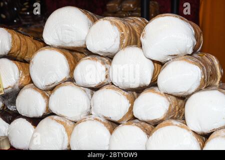 Schaumrollen, o Schillerlocken, è una confezione austriaca. Sono costituiti da un cono o tubo di pasta, spesso ripieni di panna montata o meringa. fo Foto Stock