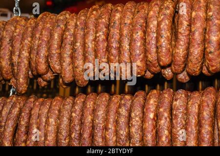 Molti tedesco misto fatto in casa di specialità di carne, speck prosciutto salumi mucchio o stack sul banco, in vendita, durante il festival alimentare, all'aperto mercato esterno Foto Stock