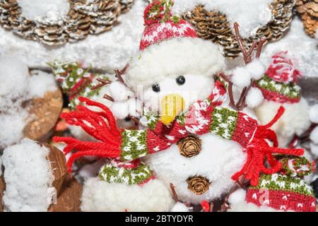 Decorazioni e ornamenti natalizi sul mercato di Vienna. In vendita su fiera di Natale in Europa occidentale, Vienna, Austria. Globi di xmas colorati, palle Foto Stock