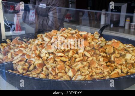 Kaiserschmarrn o Kaiserschmarren è un dolce dessert che prende il nome dall'imperatore austriaco Franz Joseph i, che era molto affezionato di questo tipo di f Foto Stock