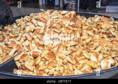 Kaiserschmarrn o Kaiserschmarren è un dolce dessert che prende il nome dall'imperatore austriaco Franz Joseph i, che era molto affezionato di questo tipo di f Foto Stock