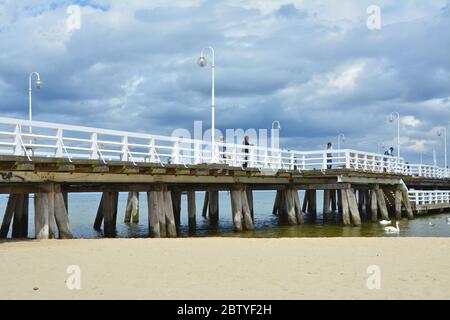 SOPOT, POLONIA - 26 GIUGNO 2015 : Spiaggia e molo 'molo' a Sopot, una località balneare sulla costa del Mar Baltico Foto Stock