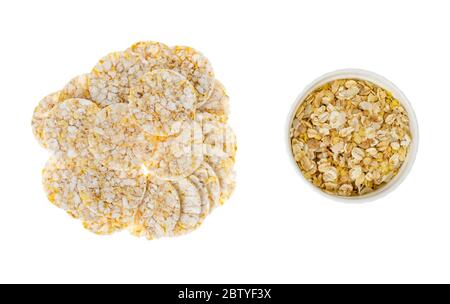 Cracker multi-cereale, concetto di alimentazione sana. Studio foto Foto Stock