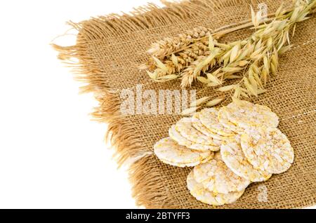 Cracker multi-cereale, concetto di alimentazione sana. Studio foto Foto Stock