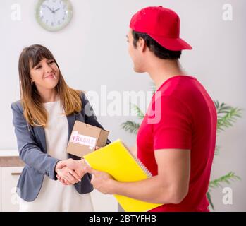 Il corriere consegna i pacchi per l'ufficio Foto Stock