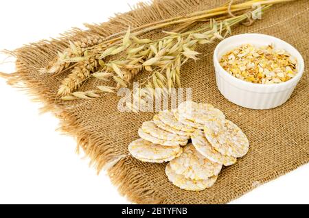 Cracker multi-cereale, concetto di alimentazione sana. Studio foto Foto Stock