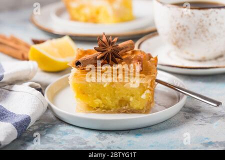 Crema di 'Galaktobouleko' o bougatsa dessert greco tradizionale cotto in una padella con sciroppo. Foto Stock