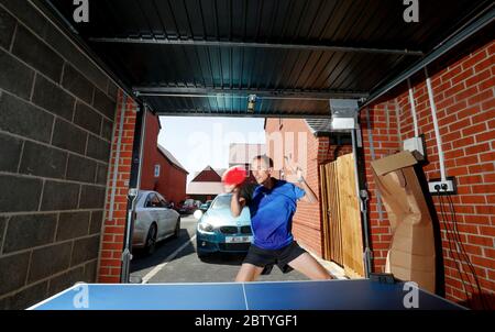 Il giocatore di Ping-pong Liam Pitchford della Gran Bretagna e del Team GB pratica a casa sua nel Nottinghamshire. Foto Stock