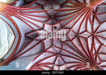 Sterngewölbe im Innenraum der katholischen Pfarrkirche St. Martin im Ortsteil Ediger, Ediger-Eller, Rheinland-Pfalz, Deutschland | Ceilei con soffitto a volta Foto Stock