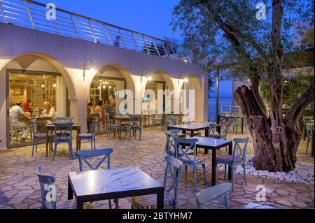 Zona pranzo a schiera al tramonto presso il Marbella Beach Hotel, Corfu, Grecia. Foto Stock