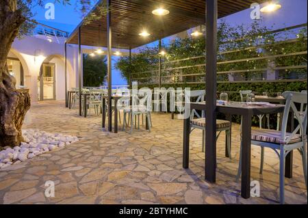 Zona pranzo a schiera al tramonto presso il Marbella Beach Hotel, Corfu, Grecia. Foto Stock