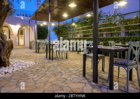 Zona pranzo a schiera al tramonto presso il Marbella Beach Hotel, Corfu, Grecia. Foto Stock