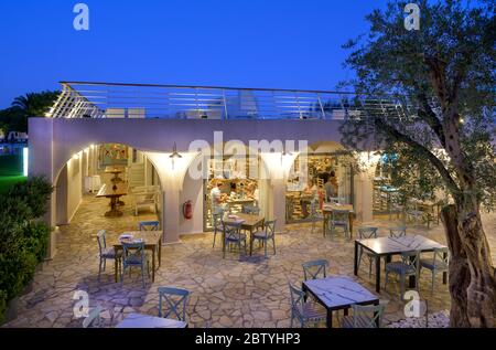 Zona pranzo a schiera al tramonto presso il Marbella Beach Hotel, Corfu, Grecia. Foto Stock