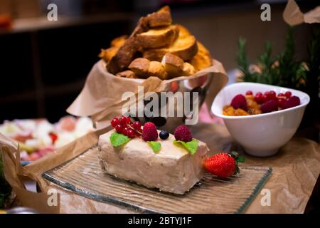 Foie gras d'anatra fette con mirtillo rosso. Selezione di piatti durante il brunch domenicale in hotel. Fresh Food buffet Brunch Catering Dining Dining Party Shari Foto Stock