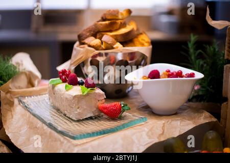 Foie gras d'anatra fette con mirtillo rosso. Selezione di piatti durante il brunch domenicale in hotel. Fresh Food buffet Brunch Catering Dining Dining Party Shari Foto Stock