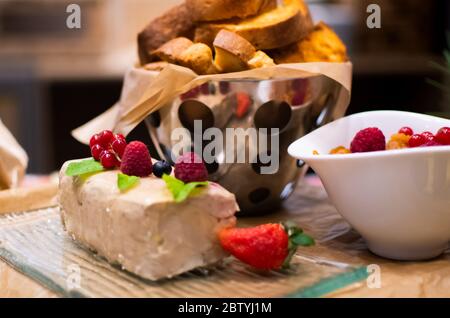 Foie gras d'anatra fette con mirtillo rosso. Selezione di piatti durante il brunch domenicale in hotel. Fresh Food buffet Brunch Catering Dining Dining Party Shari Foto Stock