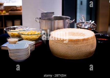 Bucarest, Romania, 25 dicembre 2019: Tavolo da banco della stazione di pasta con cucina dal vivo, Parmigiano-Reggiano durante il brunch dell'hotel a buffet. Buffet di cibi freschi Bru Foto Stock