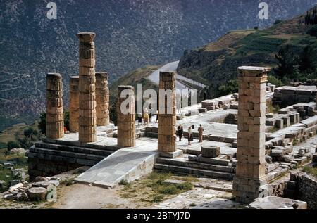 Tempio di Apollo presso l'antica città greca di Delfi, un sito patrimonio dell'umanità dell'UNESCO, la Grecia raffigurata nel 1976 Foto Stock