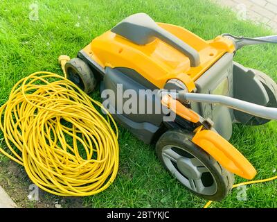 Cavo elettrico giallo su erba verde. Studio foto Foto Stock