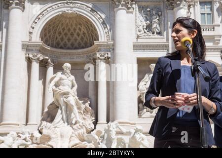 Roma, Italia. 28 Maggio 2020. Sindaco di Roma Virginia Raggi durante la conferenza stampa di fronte alla Fontana di Trevi a Roma per presentare il nuovo servizio di condivisione per i segway (Foto di Matteo Nardone/Pacific Press/Sipa USA) Credit: Sipa USA/Alamy Live News Foto Stock