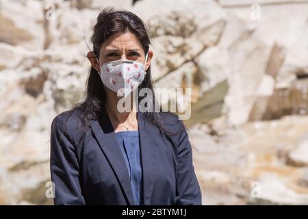 Roma, Italia. 28 Maggio 2020. Sindaco di Roma Virginia Raggi durante la conferenza stampa di fronte alla Fontana di Trevi a Roma per presentare il nuovo servizio di condivisione per i segway (Foto di Matteo Nardone/Pacific Press/Sipa USA) Credit: Sipa USA/Alamy Live News Foto Stock