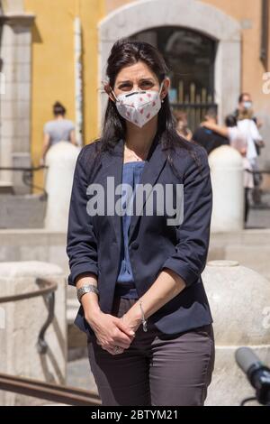 Roma, Italia. 28 Maggio 2020. Sindaco di Roma Virginia Raggi durante la conferenza stampa di fronte alla Fontana di Trevi a Roma per presentare il nuovo servizio di condivisione per i segway (Foto di Matteo Nardone/Pacific Press/Sipa USA) Credit: Sipa USA/Alamy Live News Foto Stock