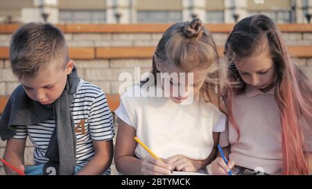 Carino bambini fare opere d'arte all'aperto. Foto Stock