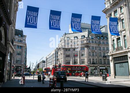 OXFORD STREET LONDRA, REGNO UNITO. 28 maggio 2020. Bandiere visualizzate lungo Oxford Street ringraziando il personale sanitario nazionale (NHS) che sono considerati come eroi per fornire assistenza sanitaria a pazienti con covid-19 coronavirus sintomi Credit: amer Ghazzal/Alamy Live News Foto Stock