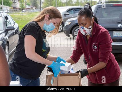 Detroit, Michigan - i volontari confezionano il cibo per la distribuzione gratuita in un quartiere a basso reddito durante la pandemia del coronavirus. La distribuzione era di o Foto Stock