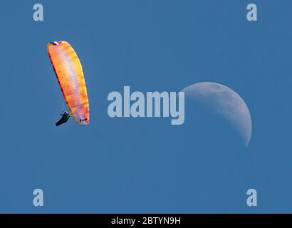 Preston, Lancashire, Regno Unito. 28 Maggio 2020. Un parapendio, che prende in aria dopo il rilassamento delle regole di blocco, pende in un cielo senza nuvole a Chipping, Preston, Lancashire. Credit: John Eveson/Alamy Live News Foto Stock