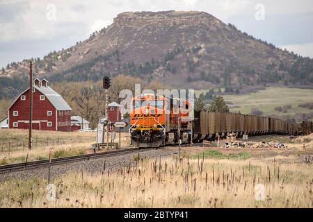 BNSF Freight Train locomotivi trasporto merci attraverso la campagna Open U.S. Range Land Foto Stock