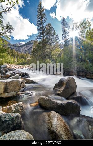 Cascade Falls vicino a Mount Princeton nella Collegiate Peaks Range in Colorado, lungo Colorado 162 Neat St Elmo Foto Stock