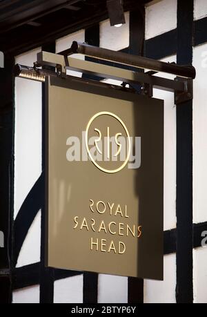 Royal Saracens Head cartello pub, Beaconsfield, Buckinghamshire, Inghilterra, Regno Unito Foto Stock