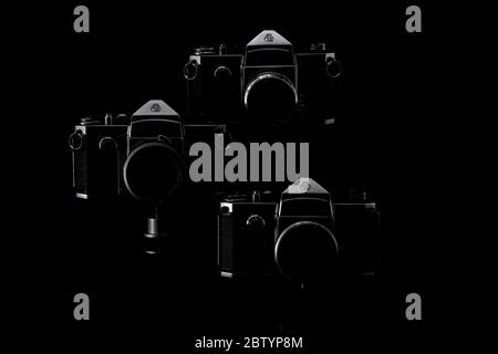 Reflex Pentax Film vintage 1950 35mm su sfondo nero che si fonde in Ombre Foto Stock