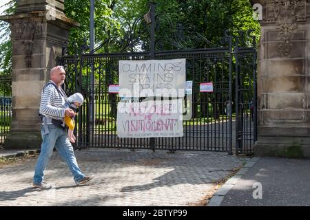 Glasgow, Scozia, Regno Unito. 28 Maggio 2020. Cartelli fissi alle porte d'ingresso del Queen's Park riferiti a Dominic Cummings, che è il consigliere capo del primo ministro britannico Boris Johnson. I segni dicono Cummings Stains Tories, tosse? Febbre? Visita Durham, una regola per loro una regola per noi e nessuno è innocente. Credit: Notizie dal vivo SKULLY/Alamy Foto Stock