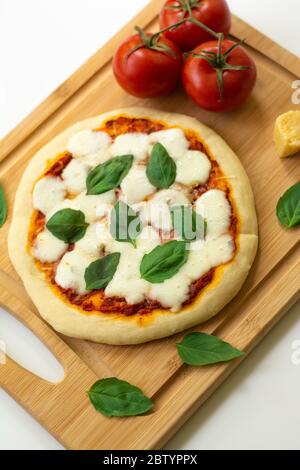 Classica pizza italiana napoli fatta in casa con salsa di pomodoro, mozzarella e foglie di basilico: Pizza napoletana. Foto Stock