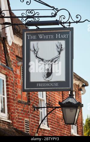 Il cartello White Hart pub, Chobham, Surrey, Inghilterra, Regno Unito Foto Stock